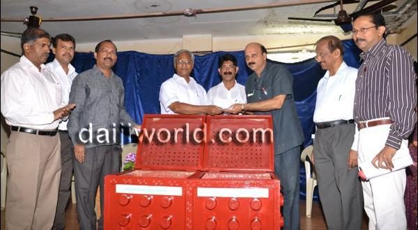 Mangalore MLA J R Lobo distributes vermicompost bins