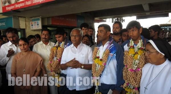 Mlore MLA J R Lobo felicitates Silver Medalists Cricketers of St Agnes Special School