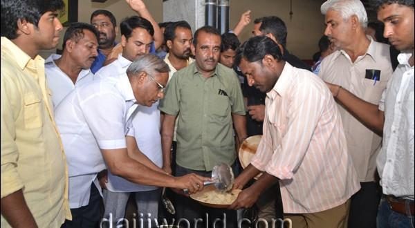 Mangalore DK bandh-J R Lobo distributes free food to stranded passengers