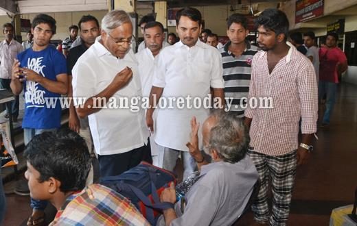 Vijayakumar Shetty, J R Lobo distribute food to stranded passengers at KSRTC bus stand