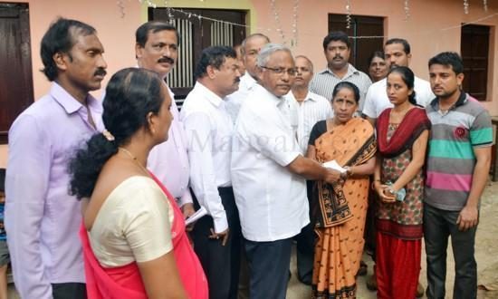 Mangalore J R Lobo Hands over Cheque for Rs 70,000 as Relief for Fire Damage