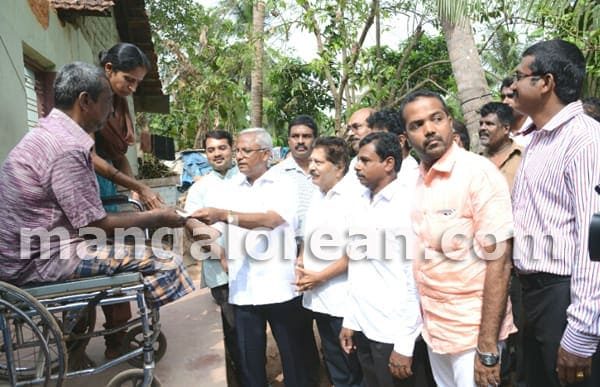 Mangaluru: MLA J R Lobo Hands over Rs 70,000 Cheque to Dayakar Bangera
